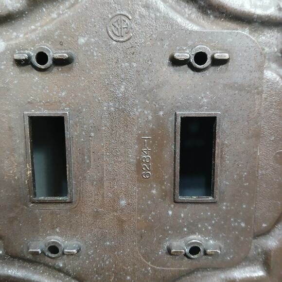 1 Vtg Amerock Monterey Two-Toggle Light Switch Plate Antique Hammered Brass Look - Picture 4 of 5